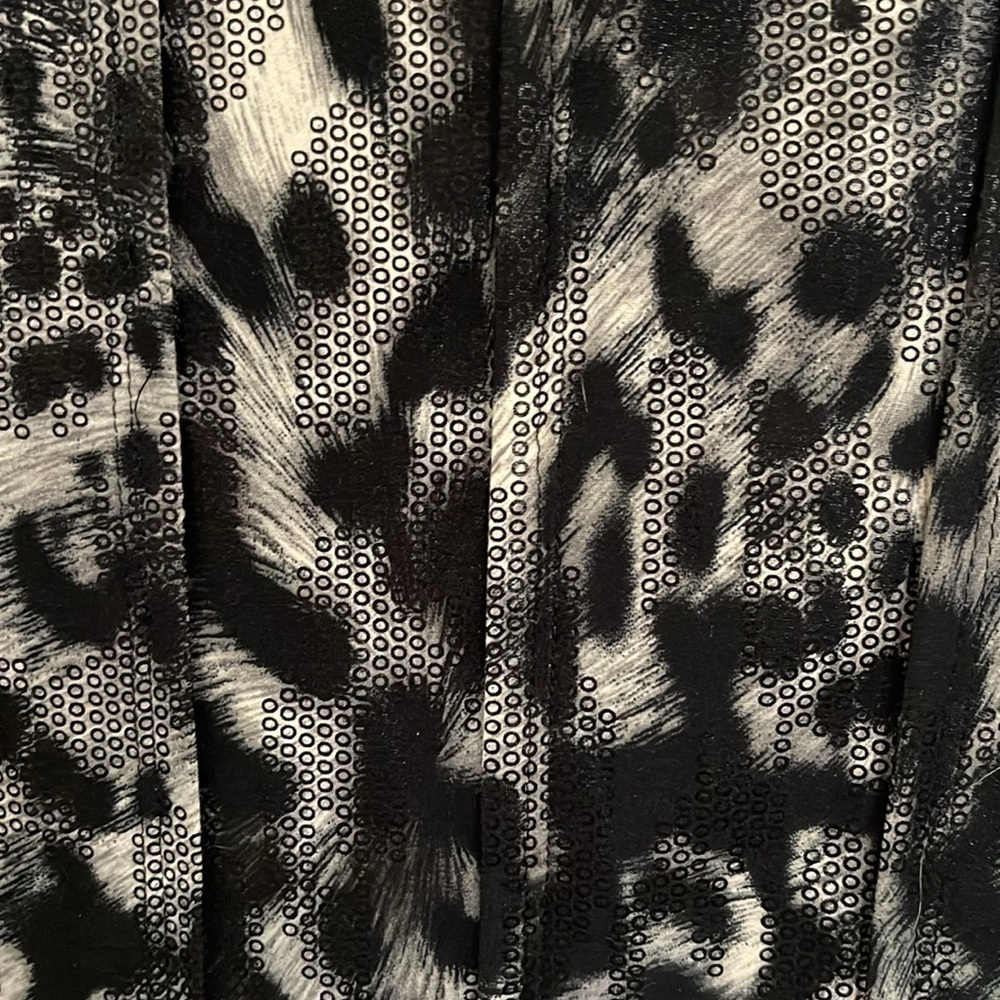 Peter Nygard black and light gray V neck blouse. Size XL - Picture 7 of 9